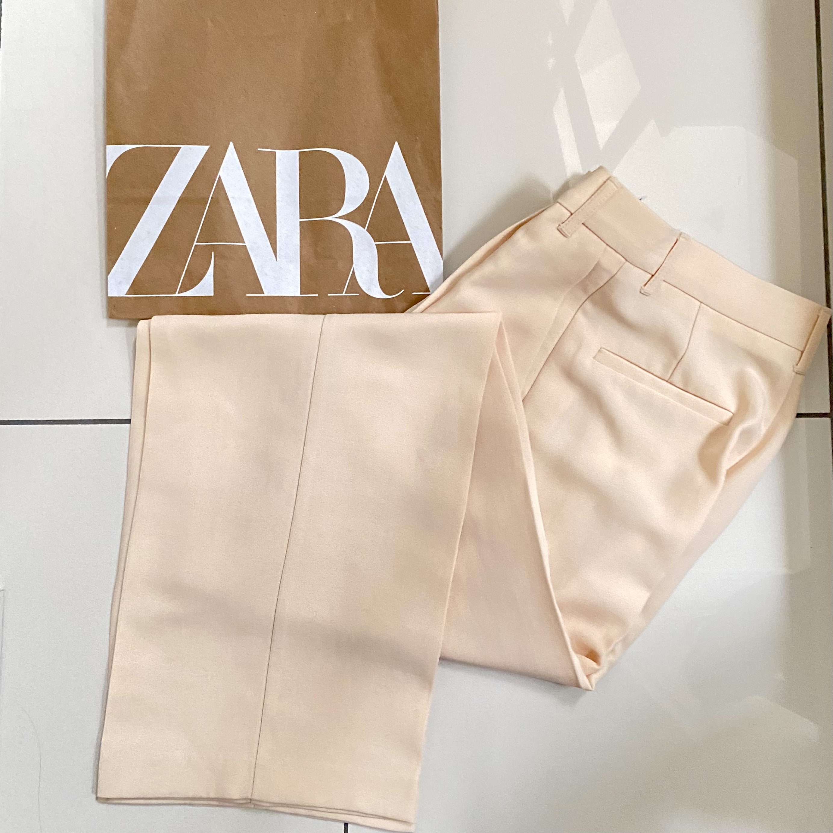 Zara ライトイエローのパンツ