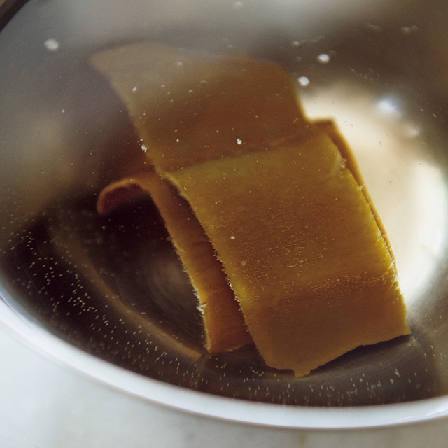 うま味を十分に引き出すために、昆布をひと晩 水につけておく。