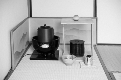 オフィス内の和室には“お点前(てまえ)のコーナー”があり、長尾さん自らお茶を点(た)てることも