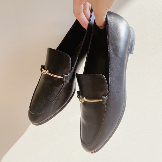 【CHARLES & KEITH】「メタルノット ローファー」