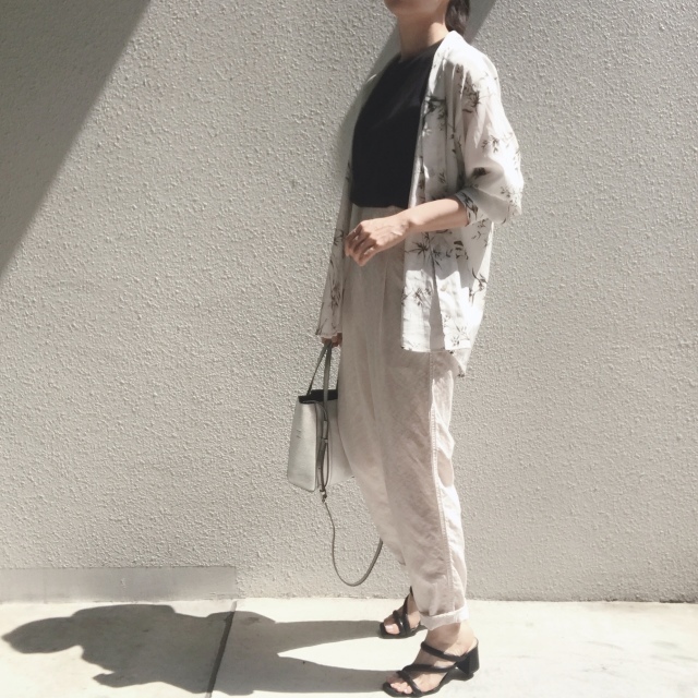 GUのノースリーブ×羽織り×GUのミュールでつくるシンプルモノトーンコーデ