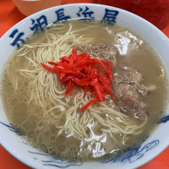 ネギ苦手なわたしはネギ抜き。彩りがすごぶる悪い。ところでご覧の通り、麺がかなりの量です。