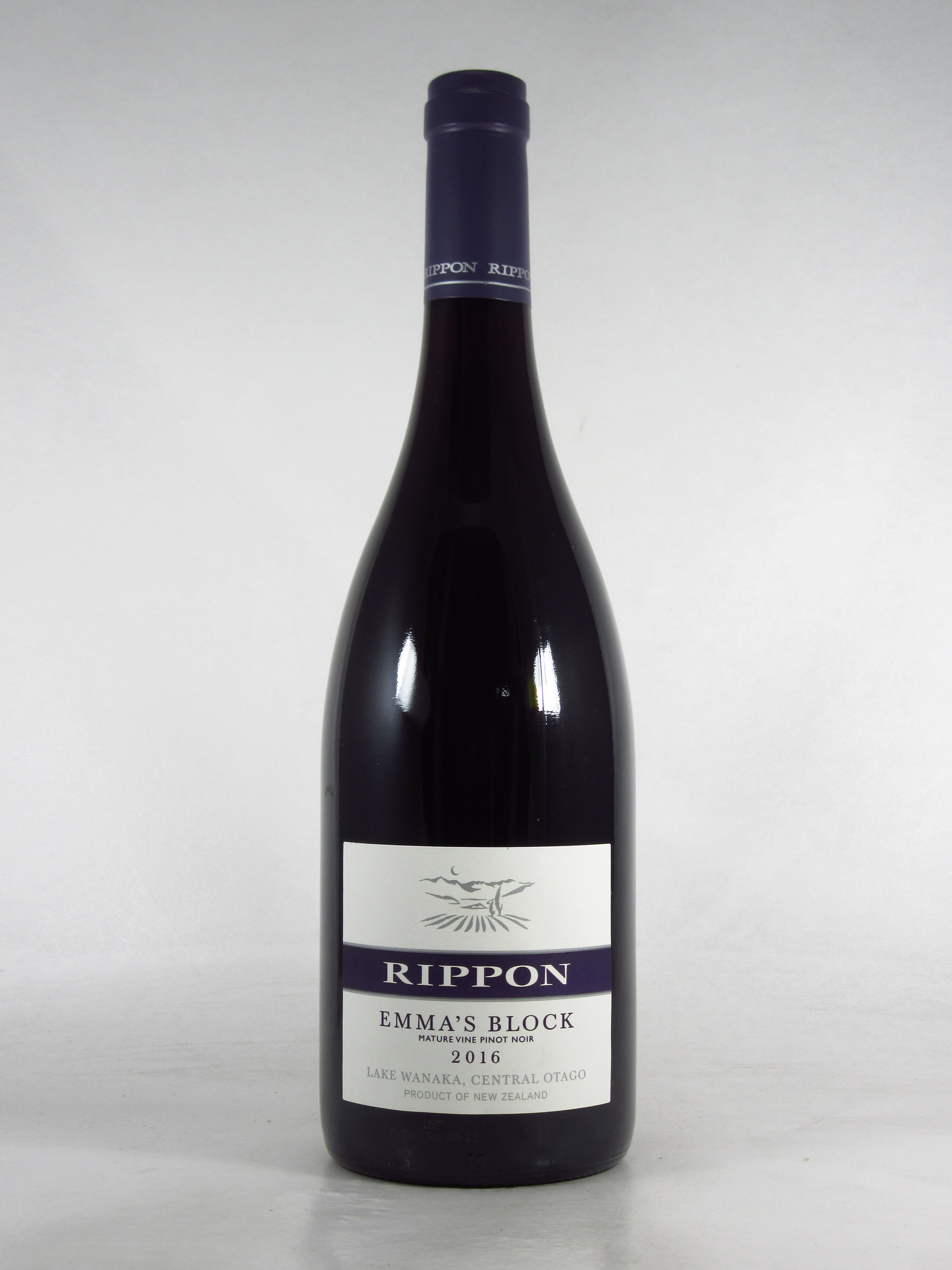 「リッポン “エマズ ブロック” マチュア ヴァイン ピノ・ノワール」750ml \9,500
ピノ・ノワール100%。単一畑のブドウのみで造られる。チェリーの香りが華やかで、果実味の奥にクールなニュアンスを感じる。タンニンがなめらかで、口当たりもシルキー。余韻も長い。