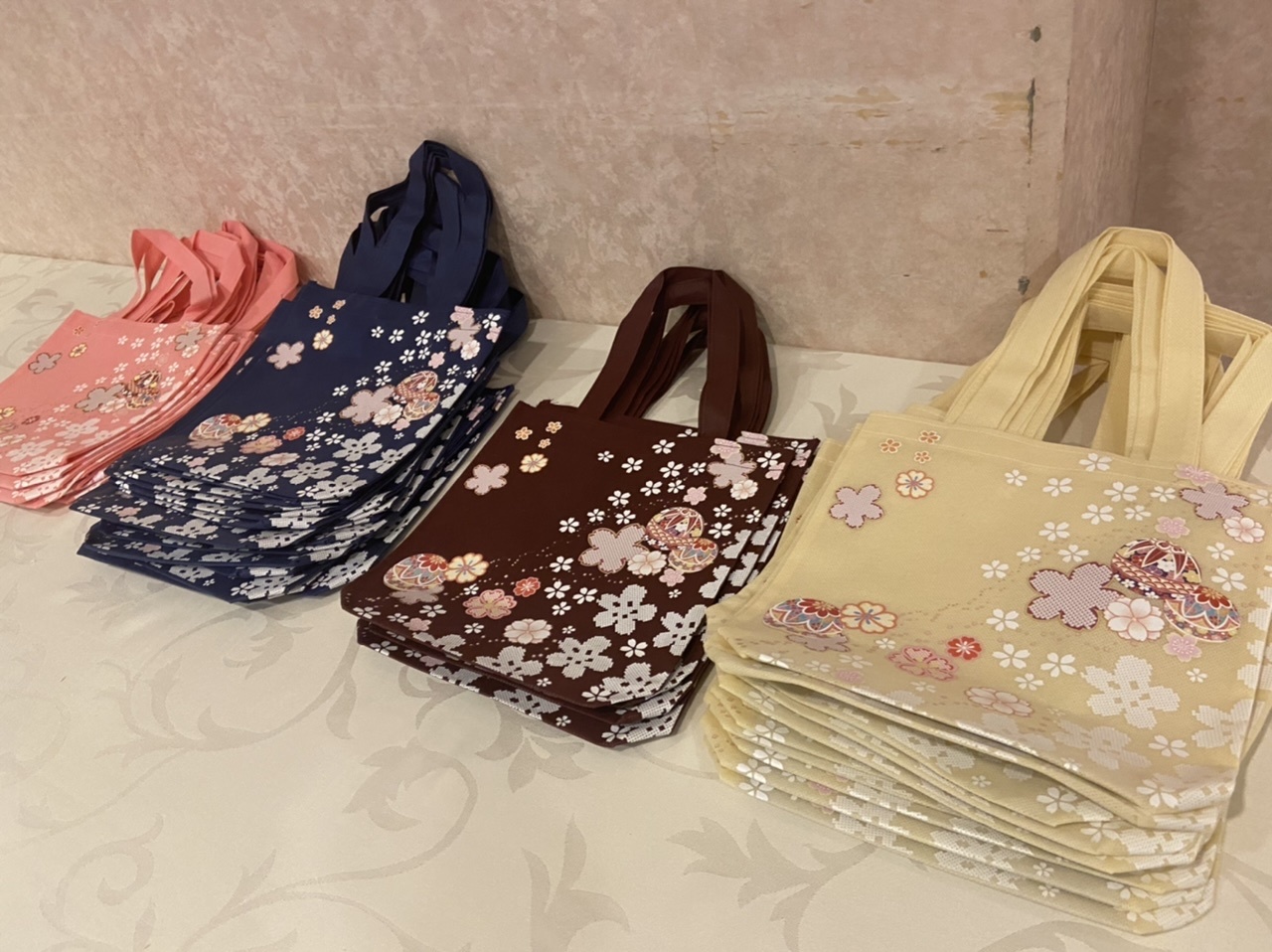 巾着のオプションとは別で、荷物入れのプレゼント付き。学位記がすっぽり!