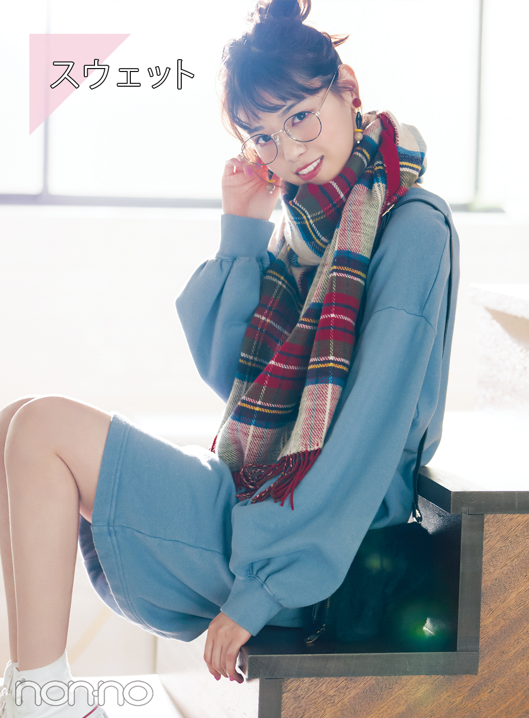 西野七瀬のスウエットミニワンピ♡ メガネとチェックマフラーで可愛く_1_1