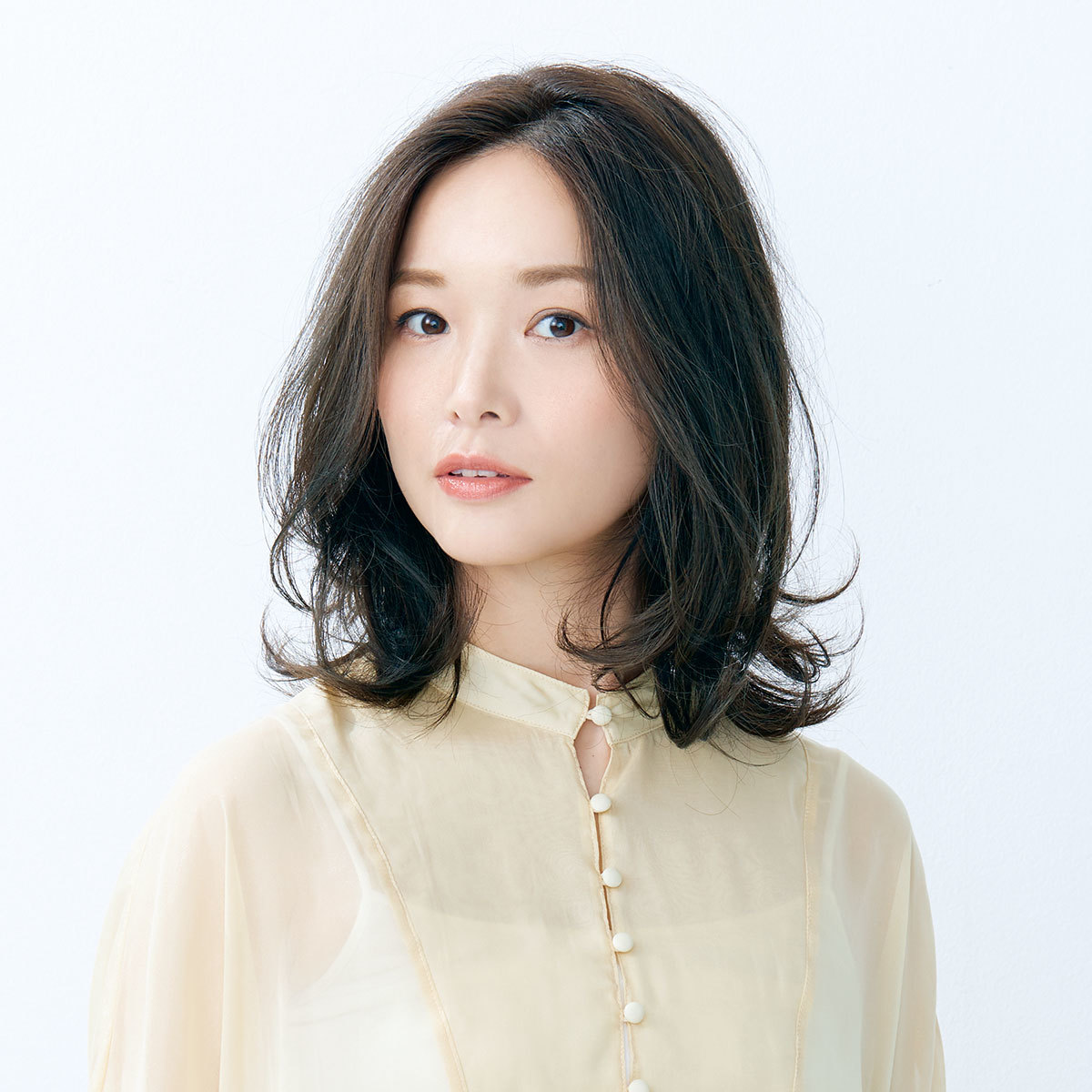 ラウンドフォルムにするだけで毛先の動きが華やかに 40代のミディアムヘア ファッション誌marisol マリソル 40代をもっとキレイに 女っぷり上々