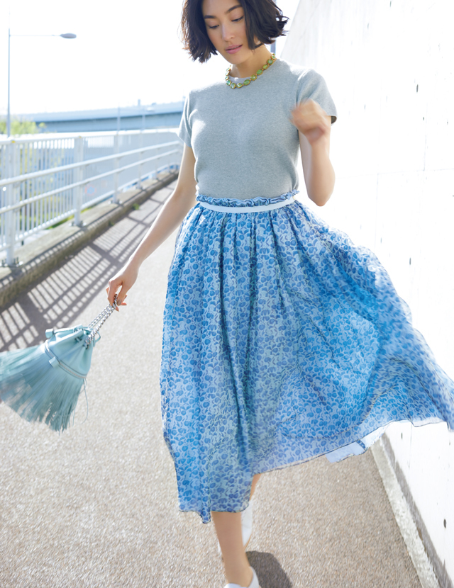 シルクと柄の繊細さが日常をドラマチックに