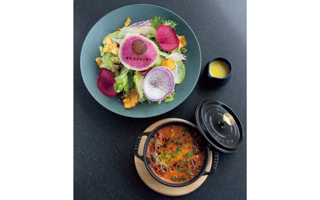 人気の2皿。地元産の季節の野菜をたっぷりと盛り込んだ「KAGARIBIインサラータ」¥2,300と味わい深いソースの「薪窯ラザニア」¥2,600