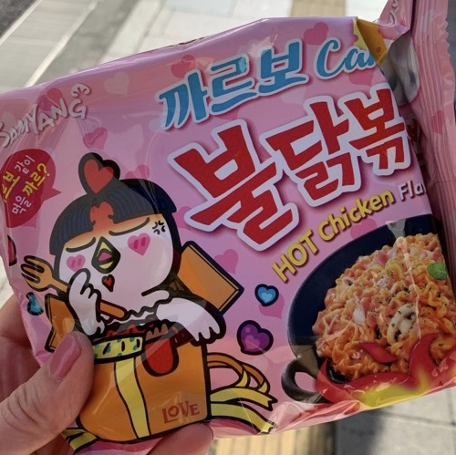 韓国スーパーもあったので、食べてみたかったインスタント焼きそばを買っちゃいました。