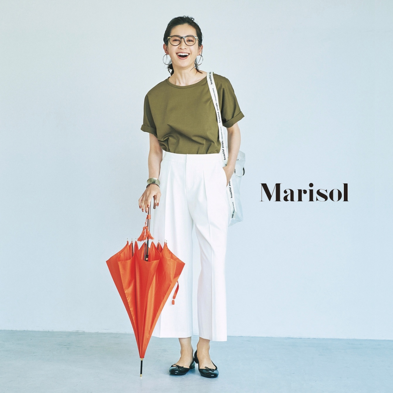 雨の日はくるぶしを見せた機能性パンツで雨を警戒する軽快コーデに 19 7 11コーデ ファッション誌marisol マリソル Online 40代をもっとキレイに 女っぷり上々
