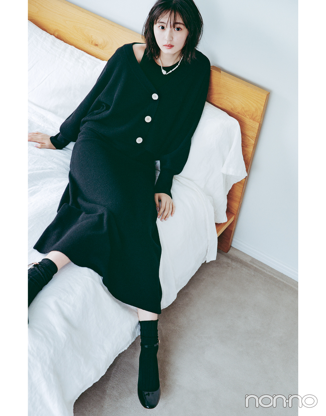 遠藤さくらSweet BLACK♡ ふんわり黒ニットでフェミニンに_1_2