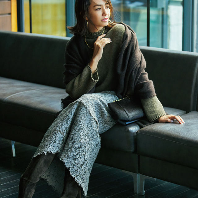 シンプルニットをレーススカートで華やかに着こなすRINA