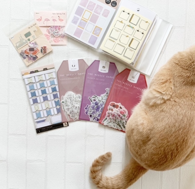 新しいシールの検品を終えた?愛猫ミリーです