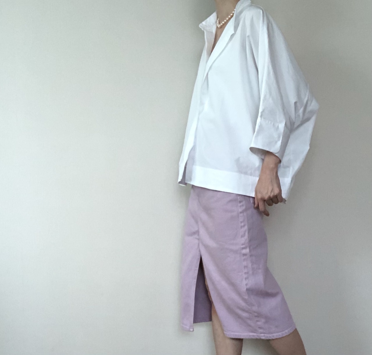 UNIQLO +J のホワイトシャツ とZARAのデニムスカート