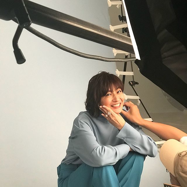 撮影中のお茶目な富岡さん Web Eclat 50代女性のためのファッション ビューティ ライフスタイル最新情報