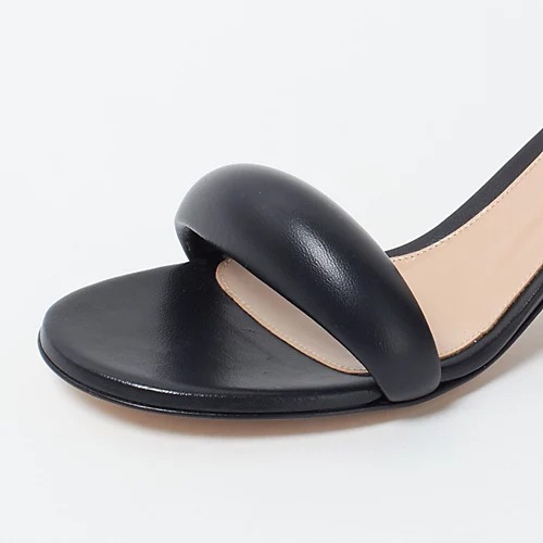 éclat premium認定 大人のエッセンシャルアイテム「Gianvito Rossi」のレザーミュール_1_4