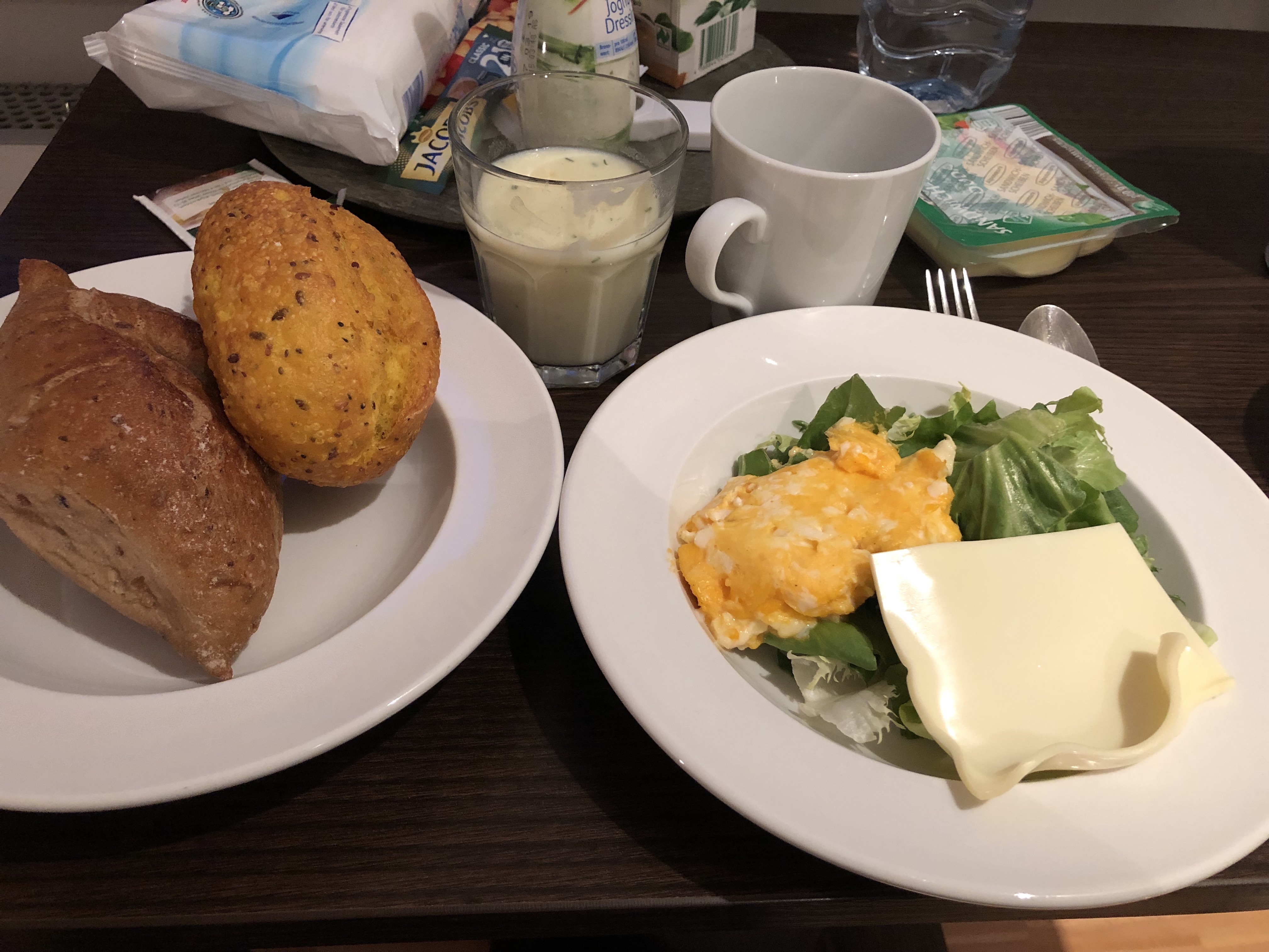 家での朝食。ドイツパンは固くて美味しかったです。