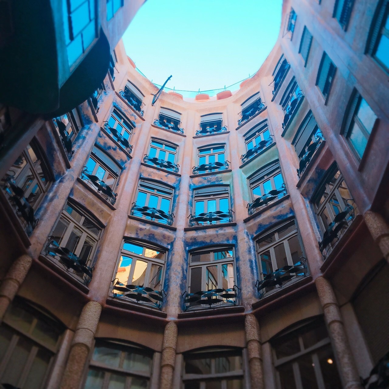 世界遺産 スペイン バルセロナ カサ ミラへ Non No Web ファッション 美容 モデル情報を毎日お届け