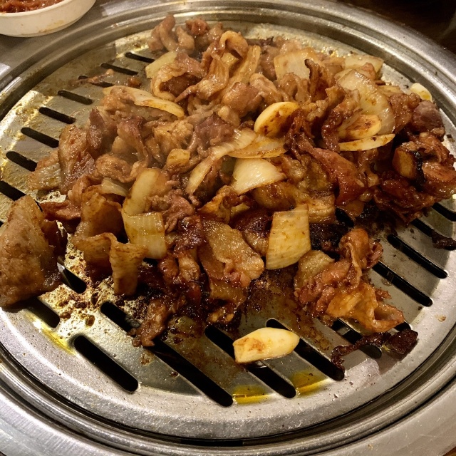 お店の人が焼いてくれます。
