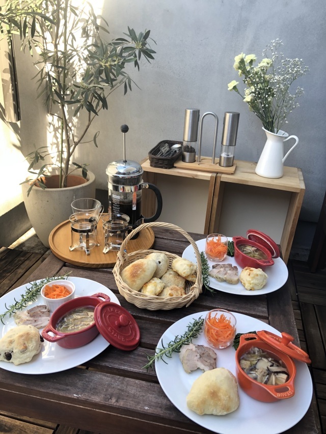 手作りパンとベーコンのランチ