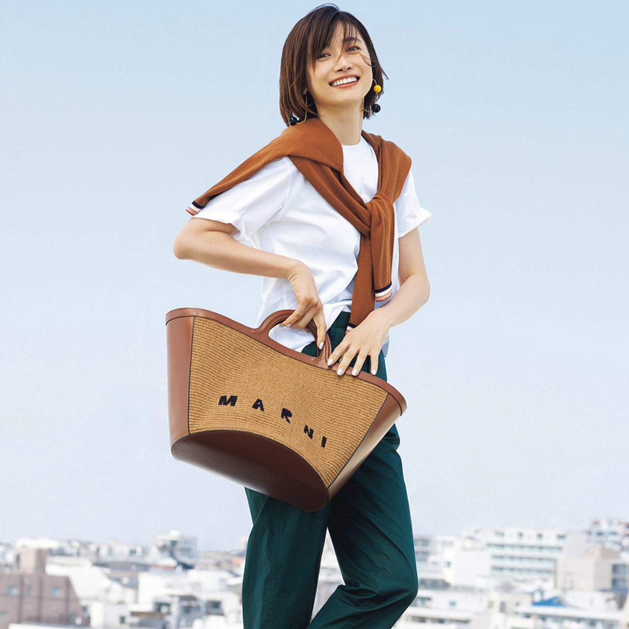 MARNI 相思相愛なTシャツ×ラフィアバッグ。開放感と都会的なムードを兼ね備えて
