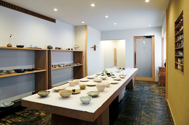 季節のしつらいも美しい店内