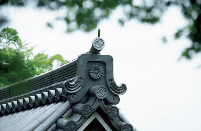 京都の皇室ゆかりの社寺 三千院の鬼瓦