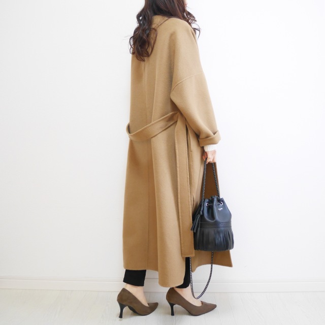 後ろ姿と横から見た感じ。袖は長めなので折り返すとこなれ感がでて可愛い