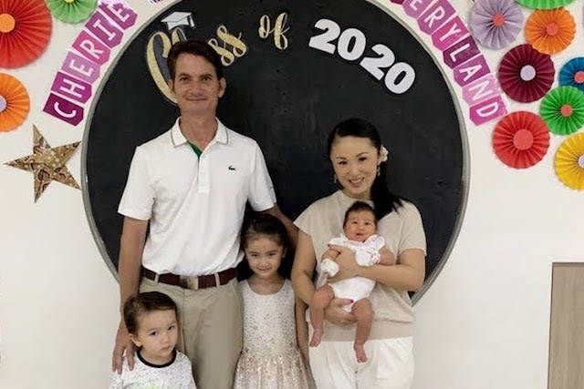 夫のスカイ・ニールさんと家族で記念写真。子育てでは「子供を必要以上に子ども扱いしない」がモットーだ