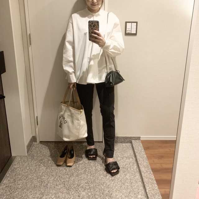 ■白シャツ×黒パンツ×黒サンダルのモノトーンコーデ