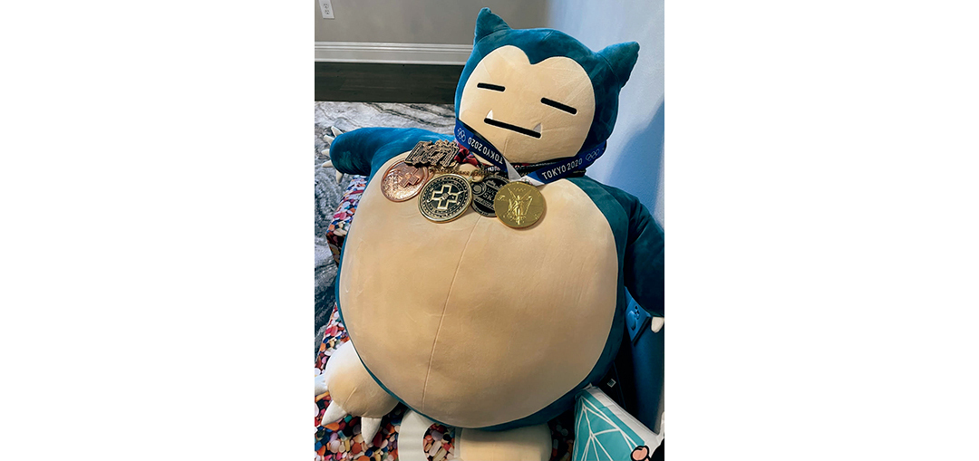 スケートボード堀米雄斗選手の東京オリンピックでの金メダルを掛けられたカビゴン。