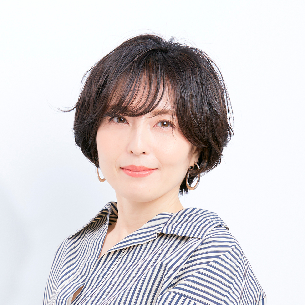 好感度と小顔印象 スタイリングの再現性も高い 三位一体ショート 40代のショートヘア ファッション誌marisol マリソル 40代 をもっとキレイに 女っぷり上々