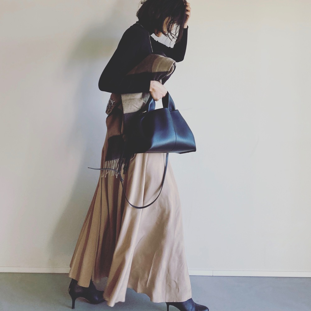 40代黒タートルニット きれいめスカートコーデ