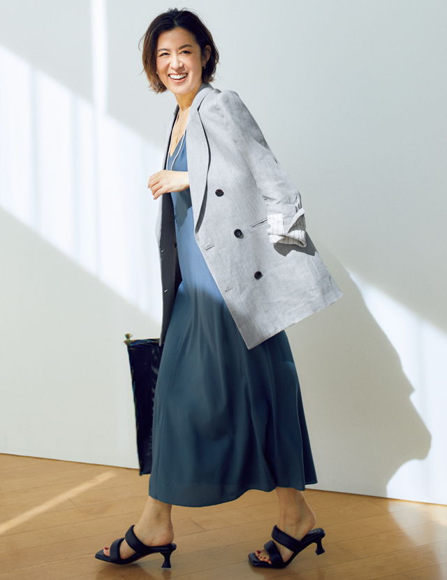ジャケットコーデの大草直子さん