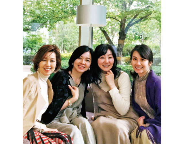 友人の引っ越しを祝い集まった面々