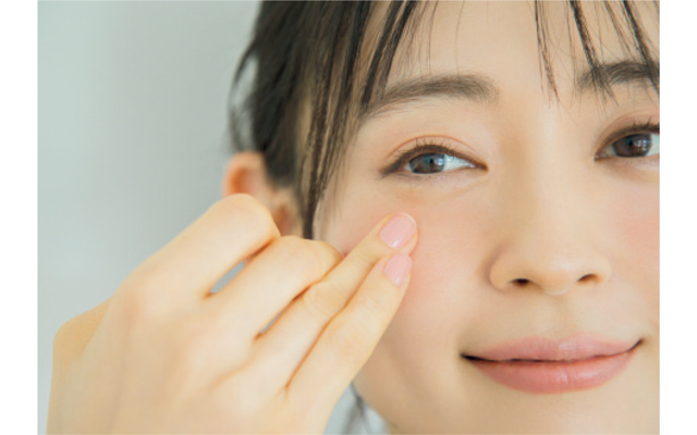 指でトントンと軽くたたき込むように、肌になじませて