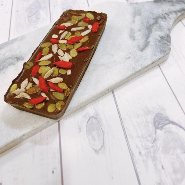 これはココナッツオイルとカカオパウダーで作ったチョコレートバー。