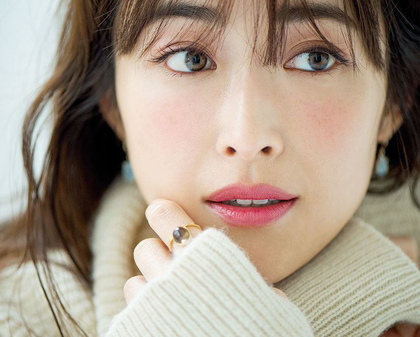柔らかなピンクチークで大人の可愛げを楽しむメイク_1_3