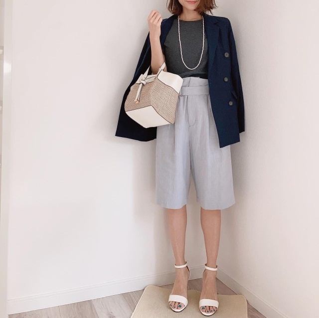 ハーフパンツ×ピンヒールサンダル