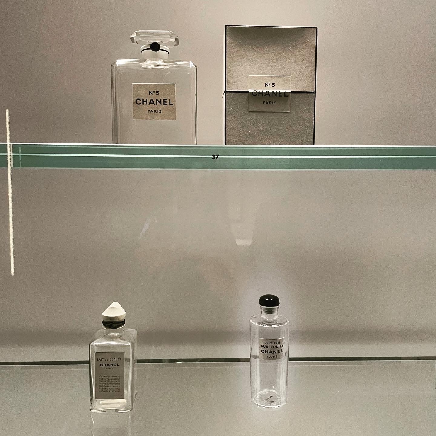 年代物の香水瓶やスキンケアクリームといった珍しい展示品も。