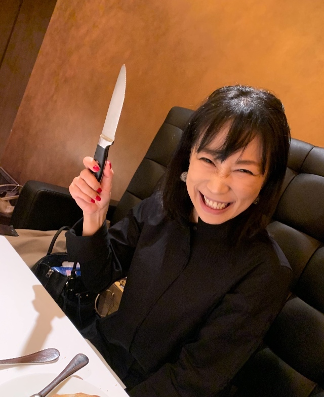 シャツの感じ…この写真の方が分かりやすいかな?
ステーキナイフで映画チャイルドプレイのチャッキーの真似をするのが趣味です。