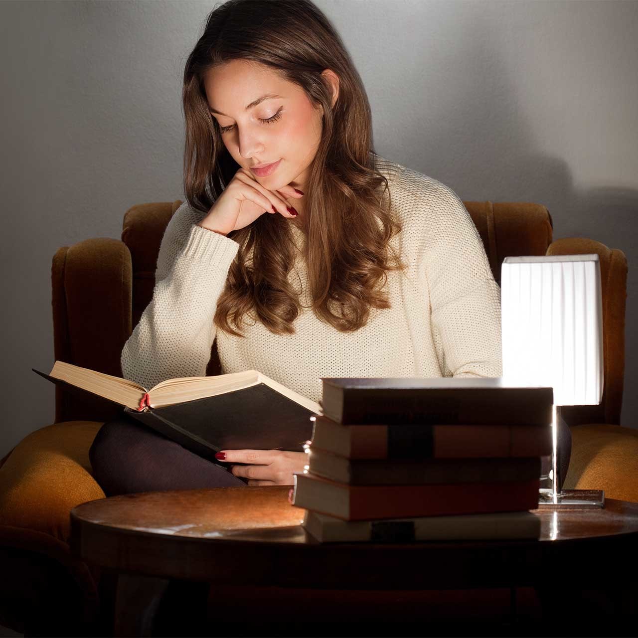 読書をする美女