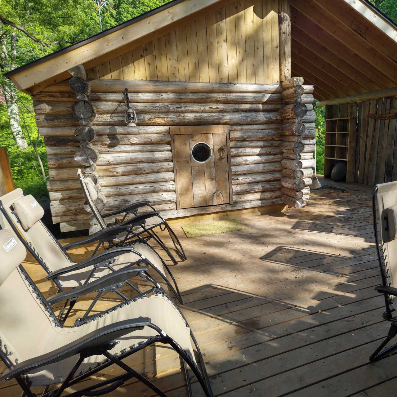 サウナ小屋、水風呂、休憩エリアすべてが完全にプライベート空間。