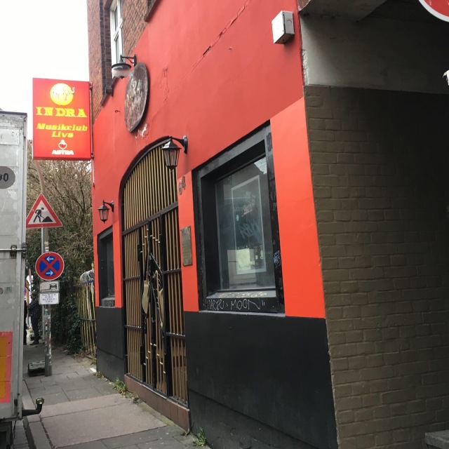 INDRA前、大きなツアーバスが店の前に停まっていて撮りたい角度で写真は撮れず。この日も誰かが夢を叶えるために頑張って演奏していたのでしょうか?