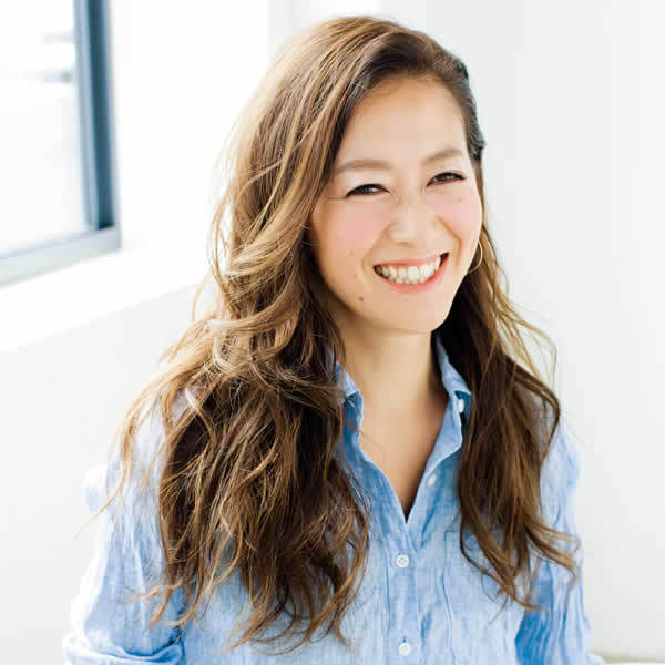 スーパーロングも軽やかに L A 風 ウェーブヘア 40代のロングヘア ファッション誌marisol マリソル Online 40代 をもっとキレイに 女っぷり上々