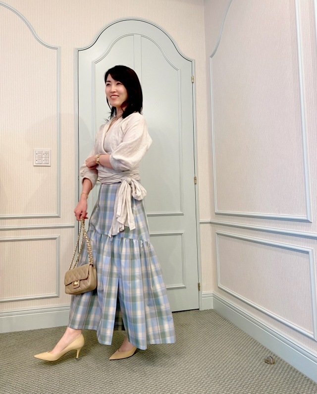 Vermeil par iena/リネンのカシュクールトップアス×チェック柄スカートコーデ