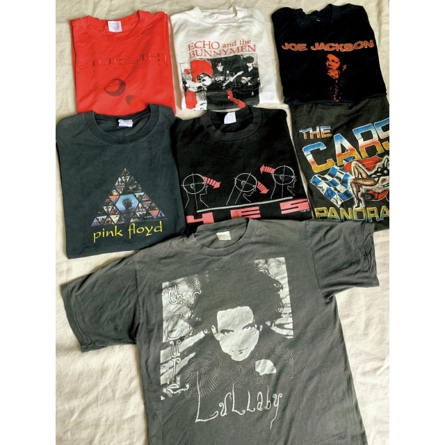 ザ・キュアー(英ロックバンド)のヴィンテージTシャツ(手前)