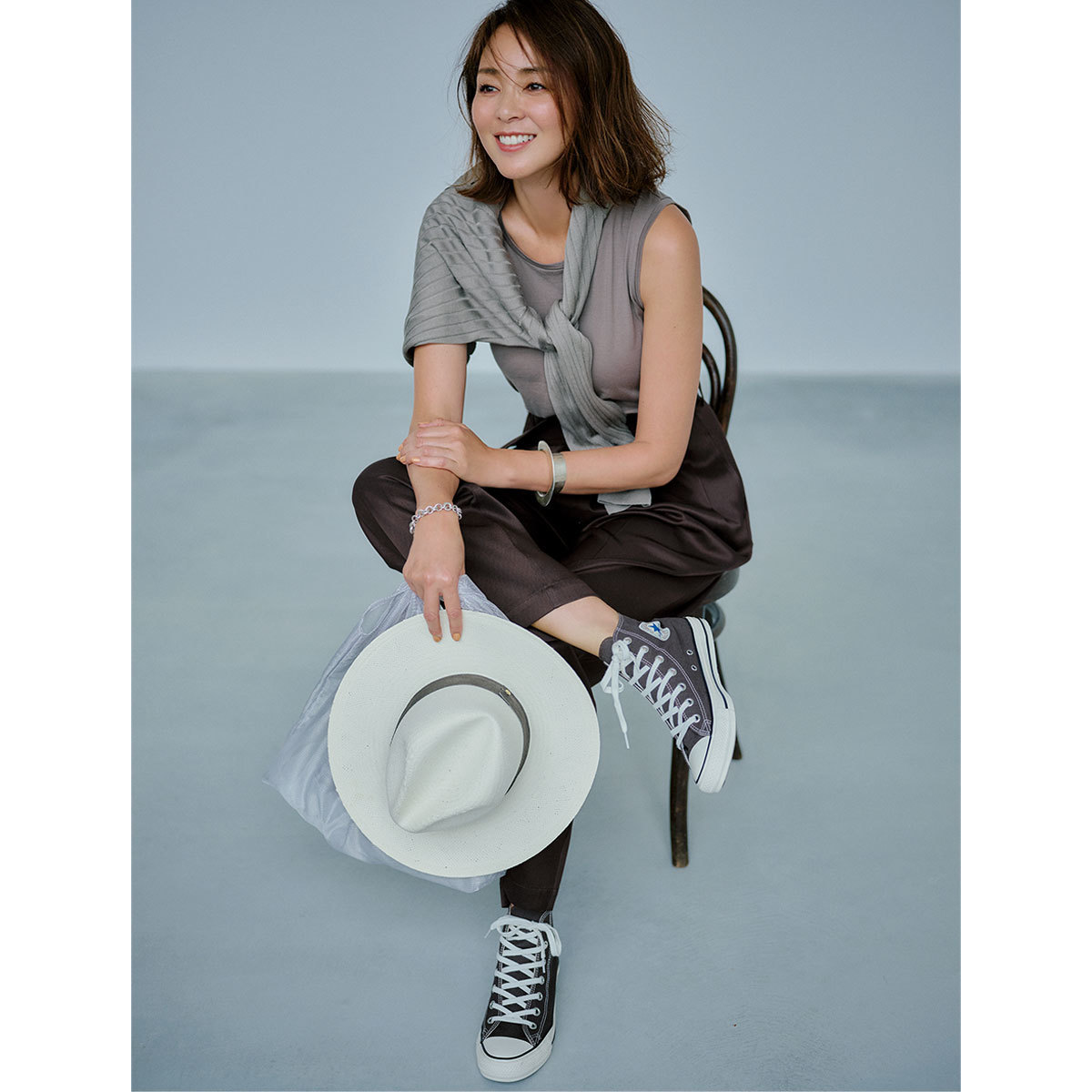 ■帽子×肩がけカーディガン×カットソー×パンツ×スニーカーコーデ