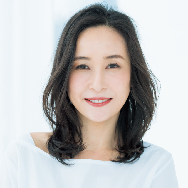リバース巻きの毛流れで顔まわりが華やぐスタイル