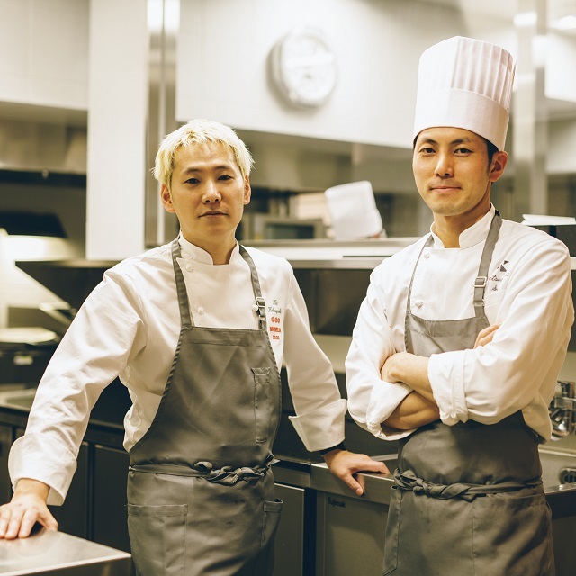 小林圭シェフ(左)と厨房を任される佐藤充宜シェフ